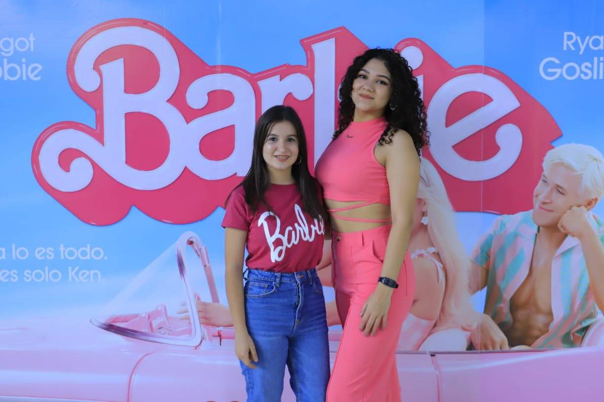 Un día cualquiera, la colorida vida de Barbie cambia y, de repente, descubre que de su ducha sale agua fría, que no puede volar hasta su descapotable rosa, que se plantea preguntas sobre la muerte y que ya no camina de puntillas. 