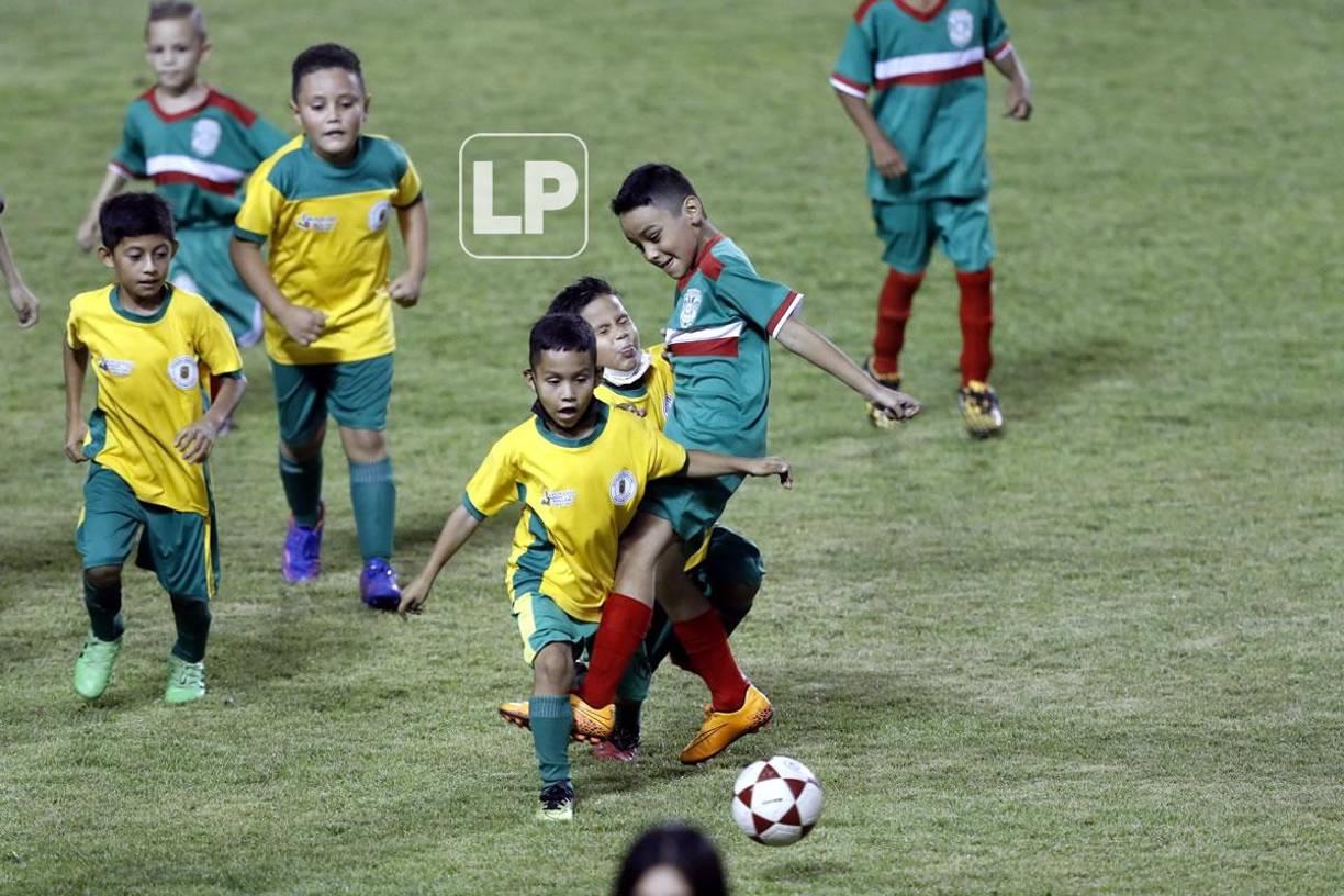 En el medio tiempo del partido, unos niños aprovecharon el descanso de los jugadores para jugar unos minutos con el balón.