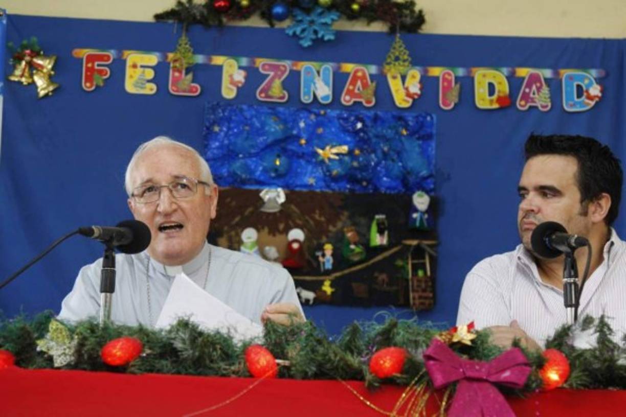 Que nadie ni nada nos quite la alegría de celebrar el nacimiento de Jesús dijo este jueves el obispo sampedrano, Ángel Garachana, en su tradicional mensaje navideño. Detalló que las noticias sobre la crisis política social, la violencia, el fraude o la victoria electoral no nos impida escuchar el evangelio del nacimiento de nuestro señor Jesucristo; que el miedo y la zozobra, la preocupación y la angustia de quien se siente como en un callejón sin salida no ponga dudas en nuestro espíritu ni apague la esperanza que se renueva por el nacimiento de nuestro Salvador.