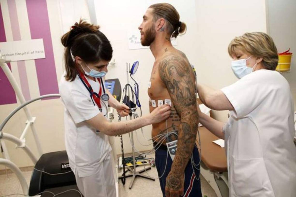 El defensa español fue evaluado por los médicos del club parisino y todo salió perfectamente.