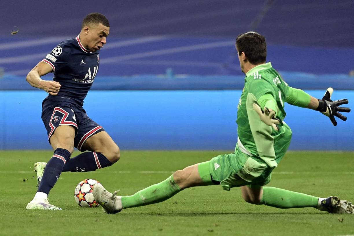 Mbappé ‘humilló‘ a Courtois en esta acción que acabó en un golazo, pero fue anulado por fuera de juego claro.