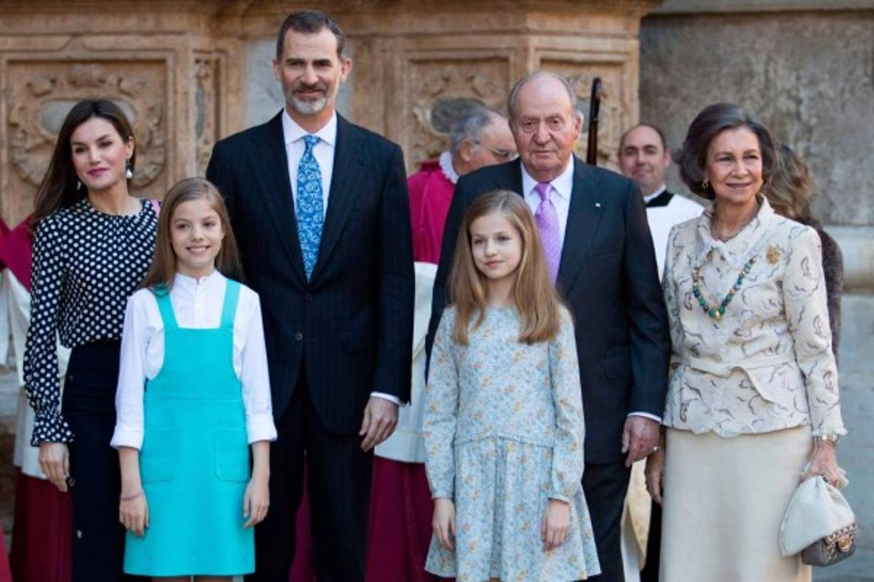 Hace quince días Juan Carlos I, de 82 años, comunicó a su hijo el rey Felipe VI su decisión de vivir fuera de España ante las informaciones publicadas en las semanas anteriores sobre sus presuntos negocios ocultos en Suiza, que amenazaban con deteriorar la imagen de la monarquía en el país.<br/>