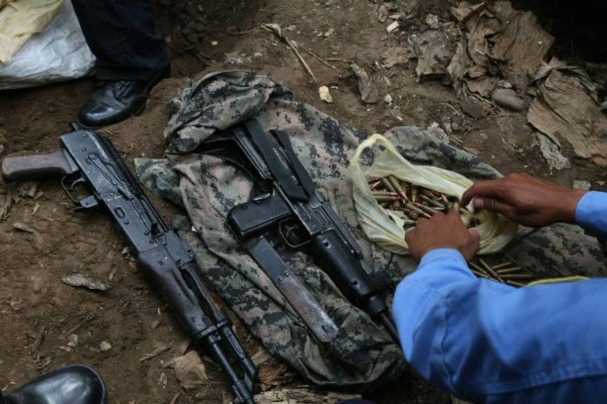 Cuatro potentes armas, entre mini Uzi y fusiles Ak-47, con sus cargados fueron encontradas en el cementerio clandestino donde este martes exhumaban varios cadáveres en el sector de La Acequia, Santa Bárbara.