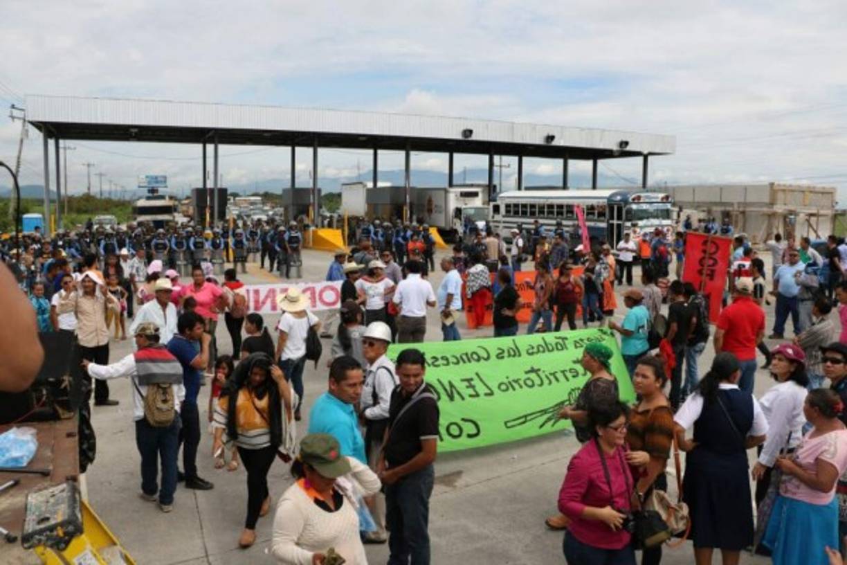 Cerca de 300 personas de los diferentes sectores de la costa norte se encuentran apostados en la estación de peaje en la autopista entre El Progreso y San Manuel.<br/>