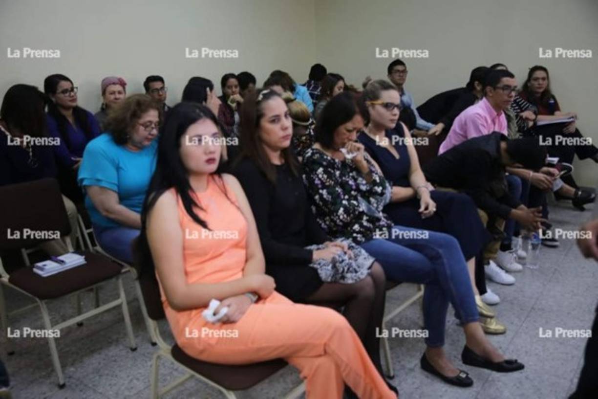 El asesinato del joven Carlos Emilio Collier, de 20 años de edad, aún continúa en el misterio. Cinco jóvenes fueron vinculados a este hecho.<br/><br/>Hoy, todos los implicados en el caso de la muerte de Collier llegaron desde muy temprano a los tribunales para compadecer en la etapa de conclusiones del juicio oral y público que se desarrolla en Tegucigalpa.<br/>