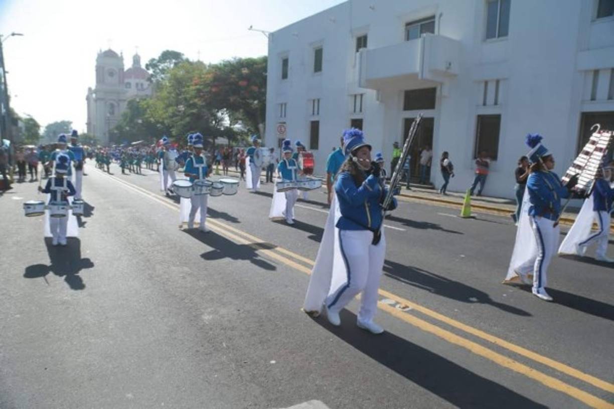 Las bandas de guerra ejecutando melodías del momento durante los desfiles.