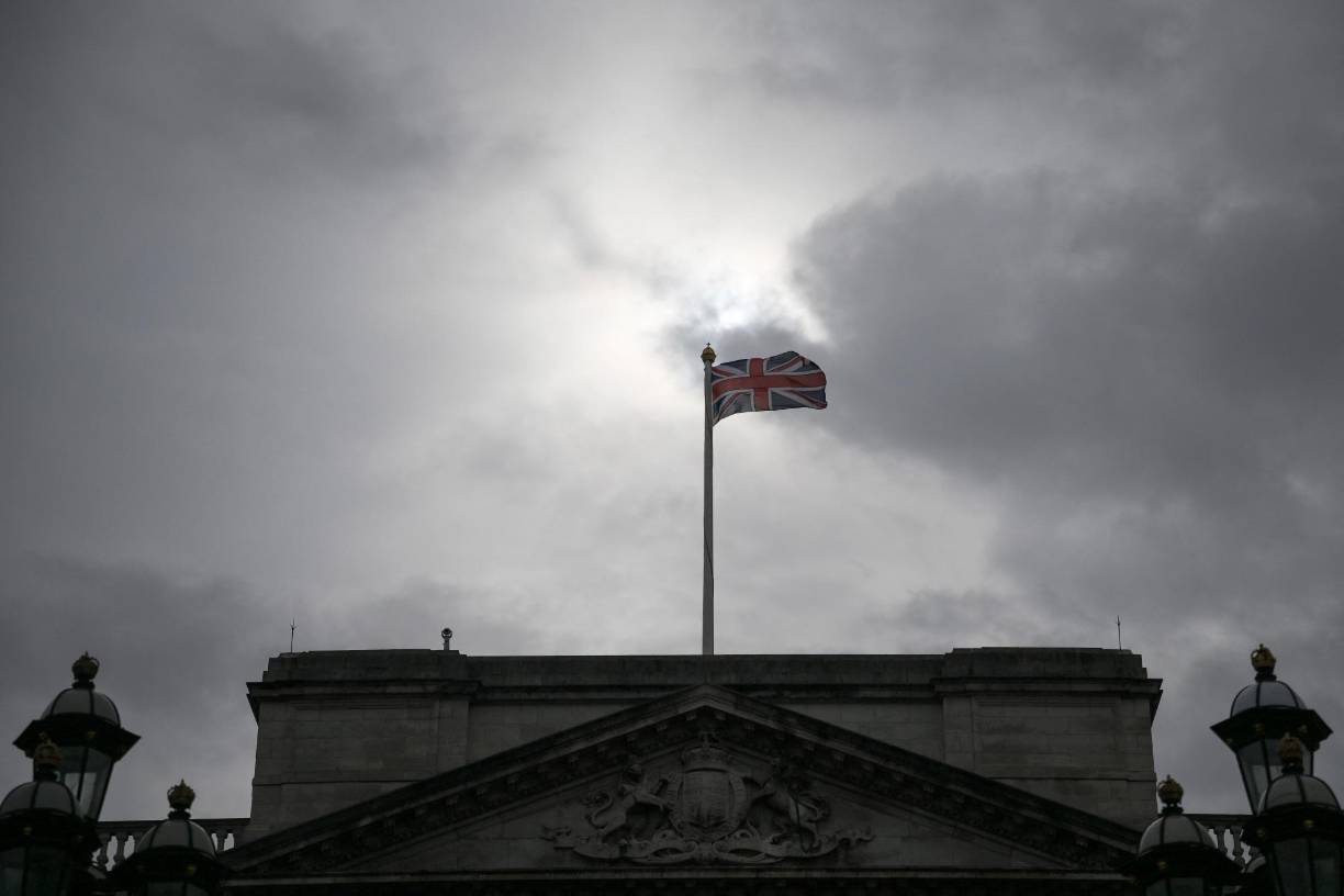 La bandera del Reino Unido permanece izada en el palacio de Buckingham.