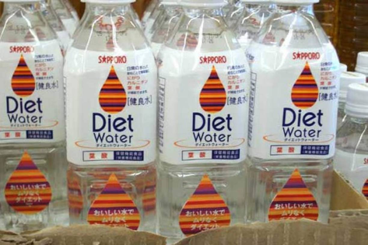 AGUA DIETÉTICA.<br/>Con todas las calorías que aporta el agua normal, que mejor que el agua dietética para mantener la figura, eso sí, pagando el doble o triple del precio por cada botella. Lo que sí es seguro que adelgacen son nuestros bolsillos.