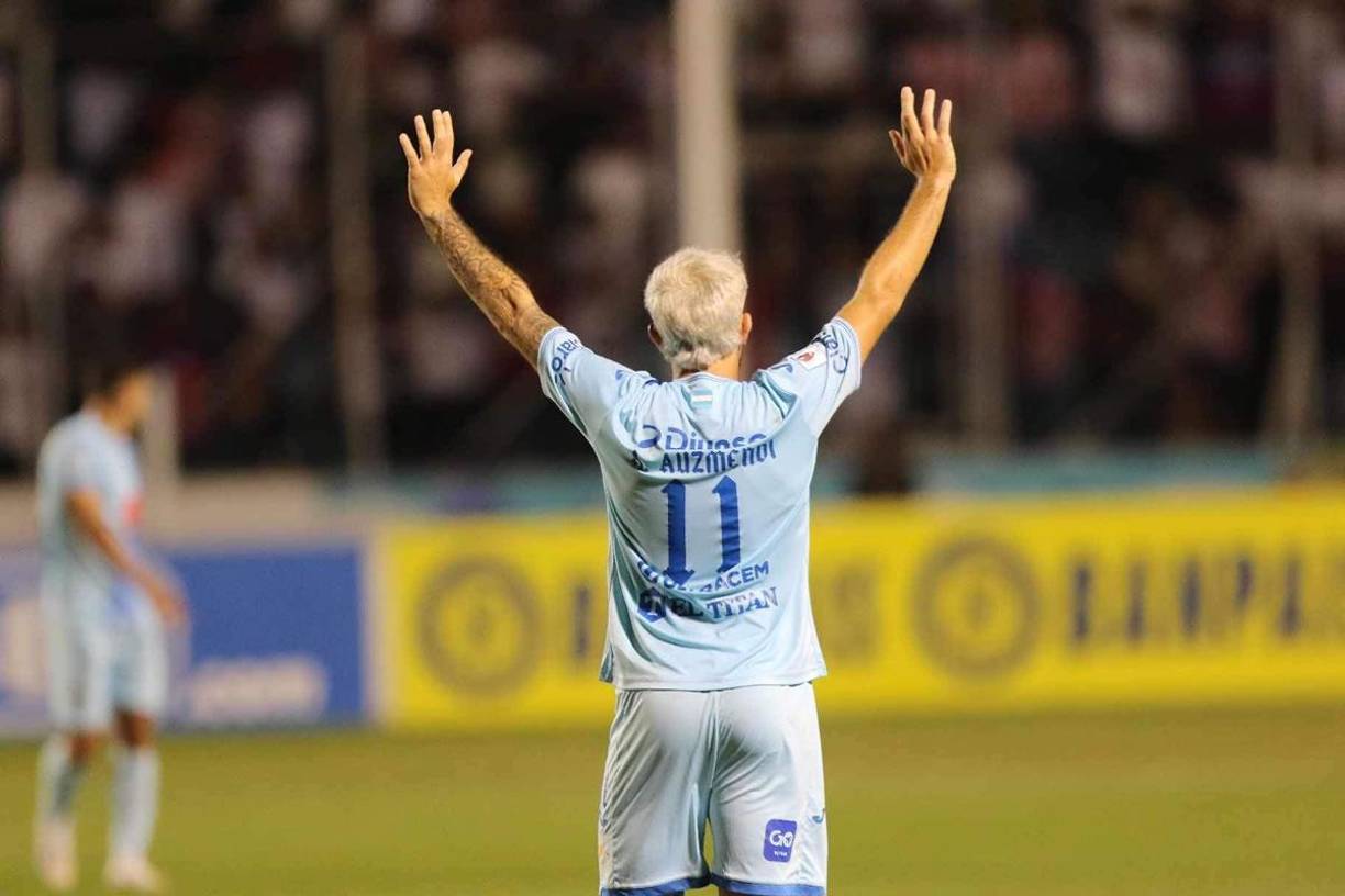 Agustín Auzmendi agradece a los aficionados de Motagua tras el partido.