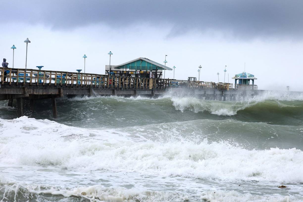 Según la trayectoria pronosticada, hoy pasará cerca de Tampa, una ciudad de la costa oeste de Florida que se salvó del impacto directo de Ian, y emergerá en el rincón nororiental del Golfo de México, para desde allí volver a entrar en tierra por el Panhandle, como se conoce el extremo noroccidental de Florida.