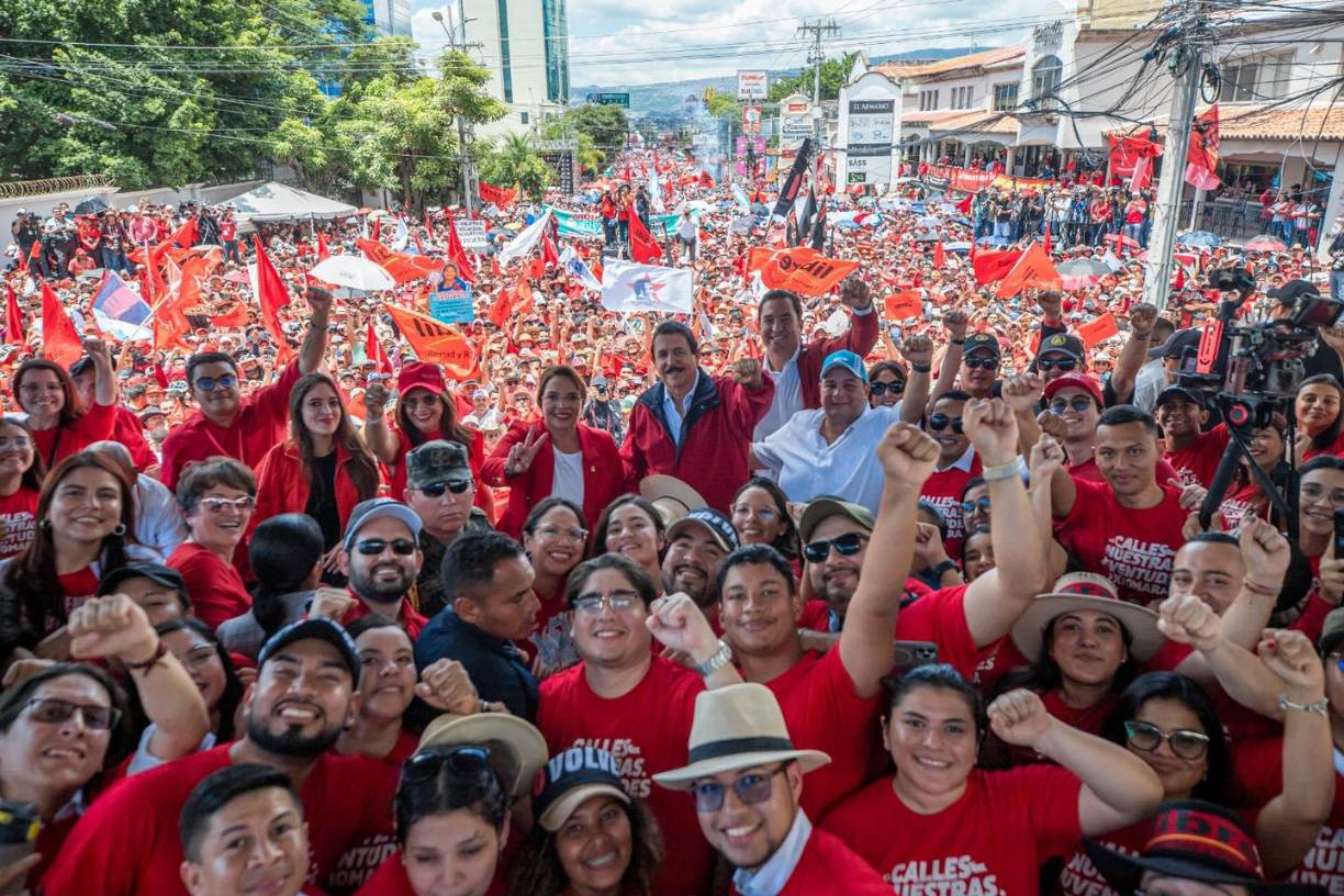 ”Golpe de Estado nunca más”, enfatizó Castro en su discurso ante miles de simpatizantes de su partido y empleados públicos congregados frente a la Casa Presidencial en Tegucigalpa, después de que la semana pasara denunciara un intento de golpe a su Gobierno tras la divulgación de un video de su cuñado reunido con narcotraficantes.