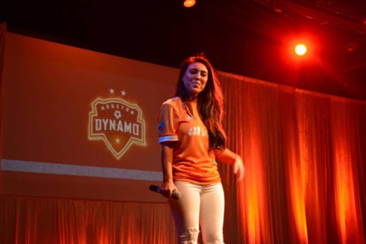 La venezolana con la camiseta del Houston Dynamo.