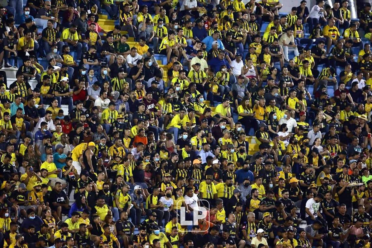 Los aficionados aurinegros respondieron al llamado de la directiva del Real España y llenaron el sector de sol del Morazán.