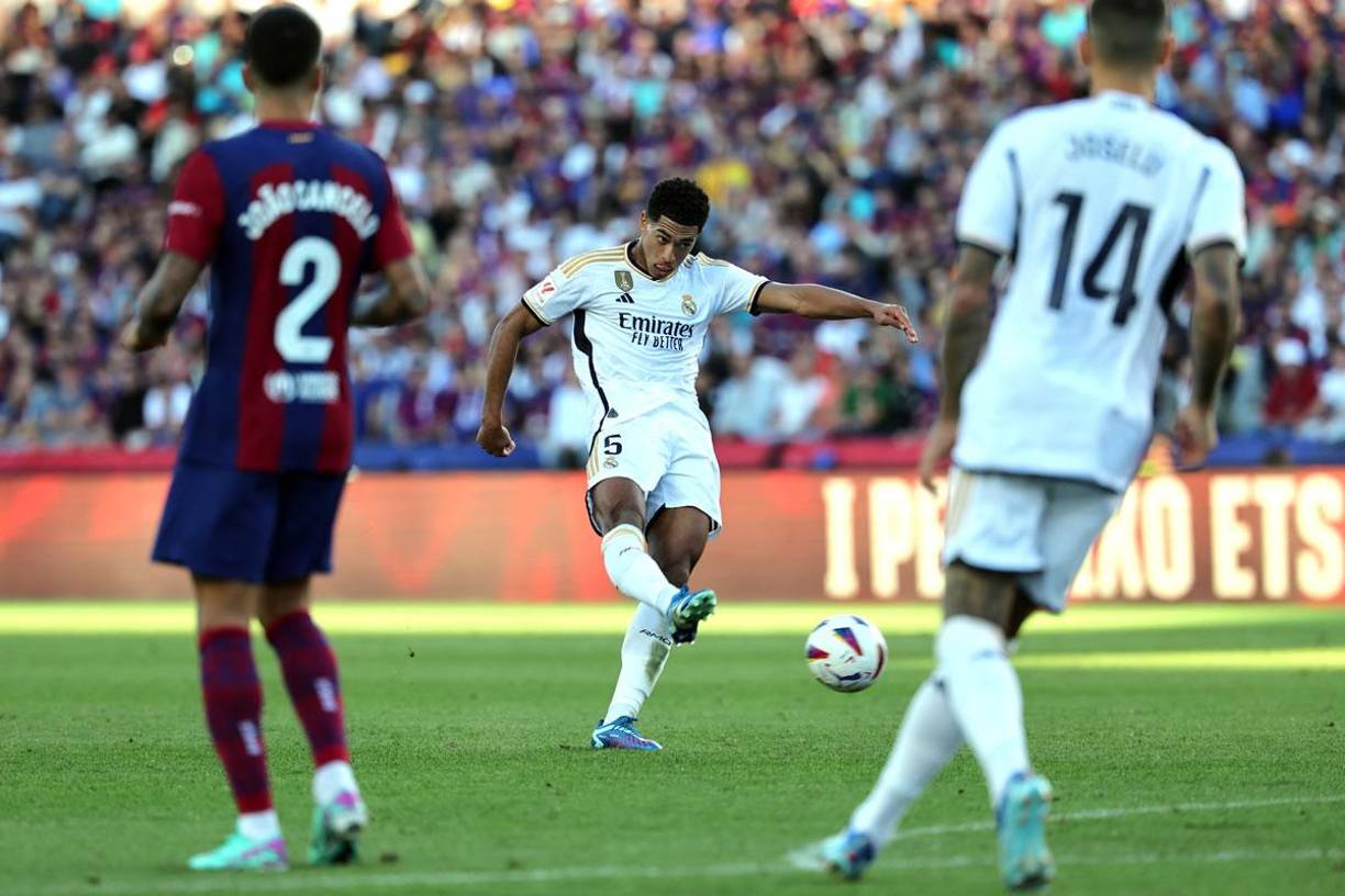 Jude Bellingham le pegó con potencia de derecha y marcó un golazo para el empate del Real Madrid 1-1 contra el Barcelona en el Clásico.
