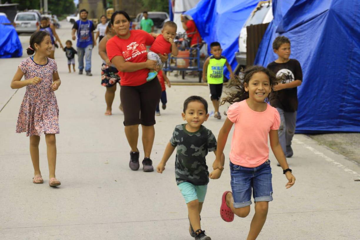 Todo indica, que este lunes, cientos de niños y adultos continuarán durmiendo casi a la intemperie, porque las lluvias en la zona de occidente, donde nace el Chamelecón, han generado una nueva alerta de crecida, según los hidrómetros instalados por las autoridades sobre el afluente, el segundo de mayor caudal que cruza el valle de Sula. 