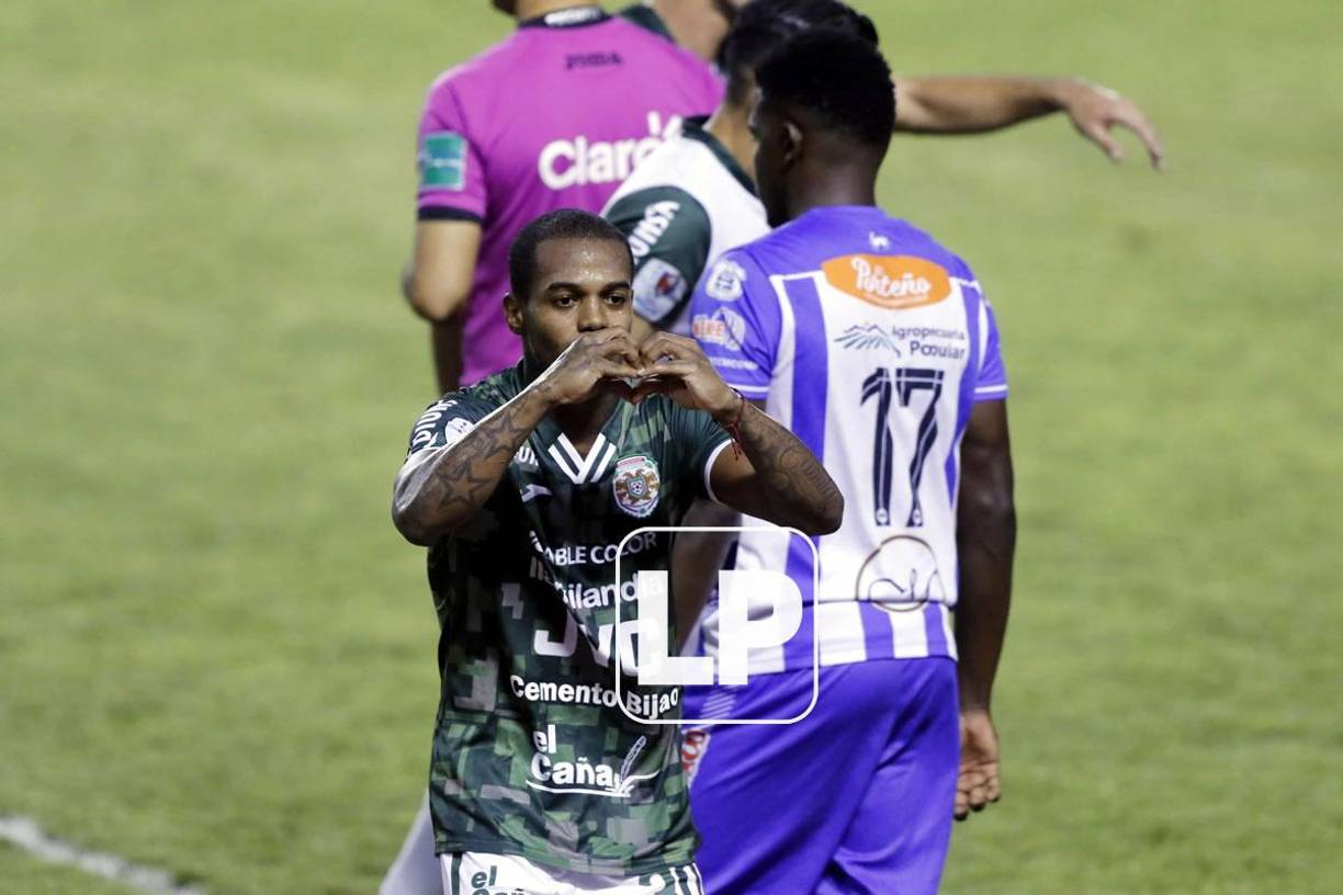 La celebración de Edwin Solani Solano tras su gol para el 3-0 del Marathón.