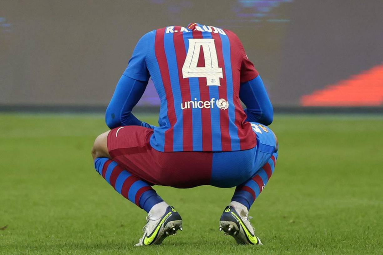 Ronald Araújo se lamenta tras la derrota contra el Real Madrid.