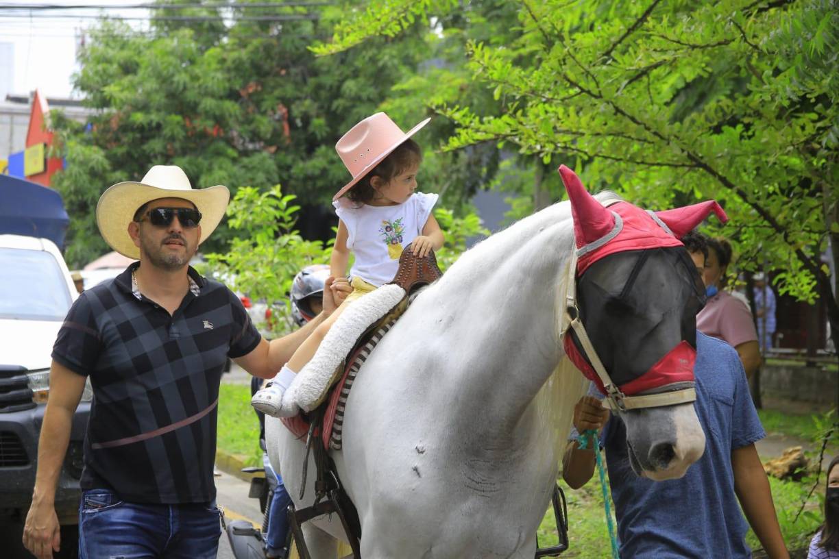 Isis Fernanda Guzman (3) junto a su padre y la yegua Esmeralda.