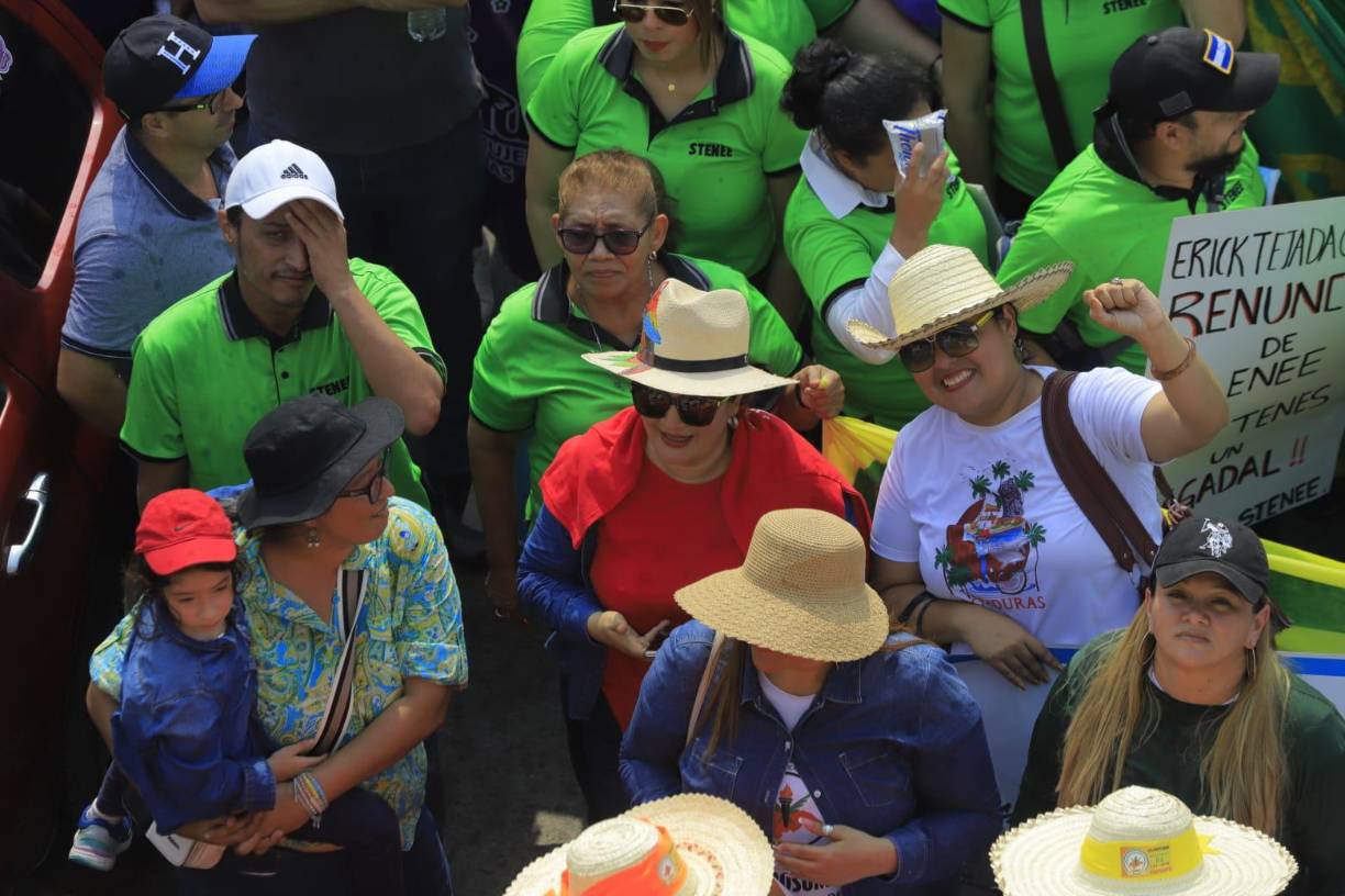 “Trabajadores y trabajadoras de mi patria, cada paso que damos requiere que cada uno asuma su papel en la historia de este país, debemos trabajar arduamente y volver esta tierra fecunda, nadie podrá detener este hermoso proyecto político profundamente humanista solidario y democrático. Nadie tiene permiso de rendirse”, fue el discurso de la presidenta Xiomara Castro en cadena nacional antes del Día del Trabajador.