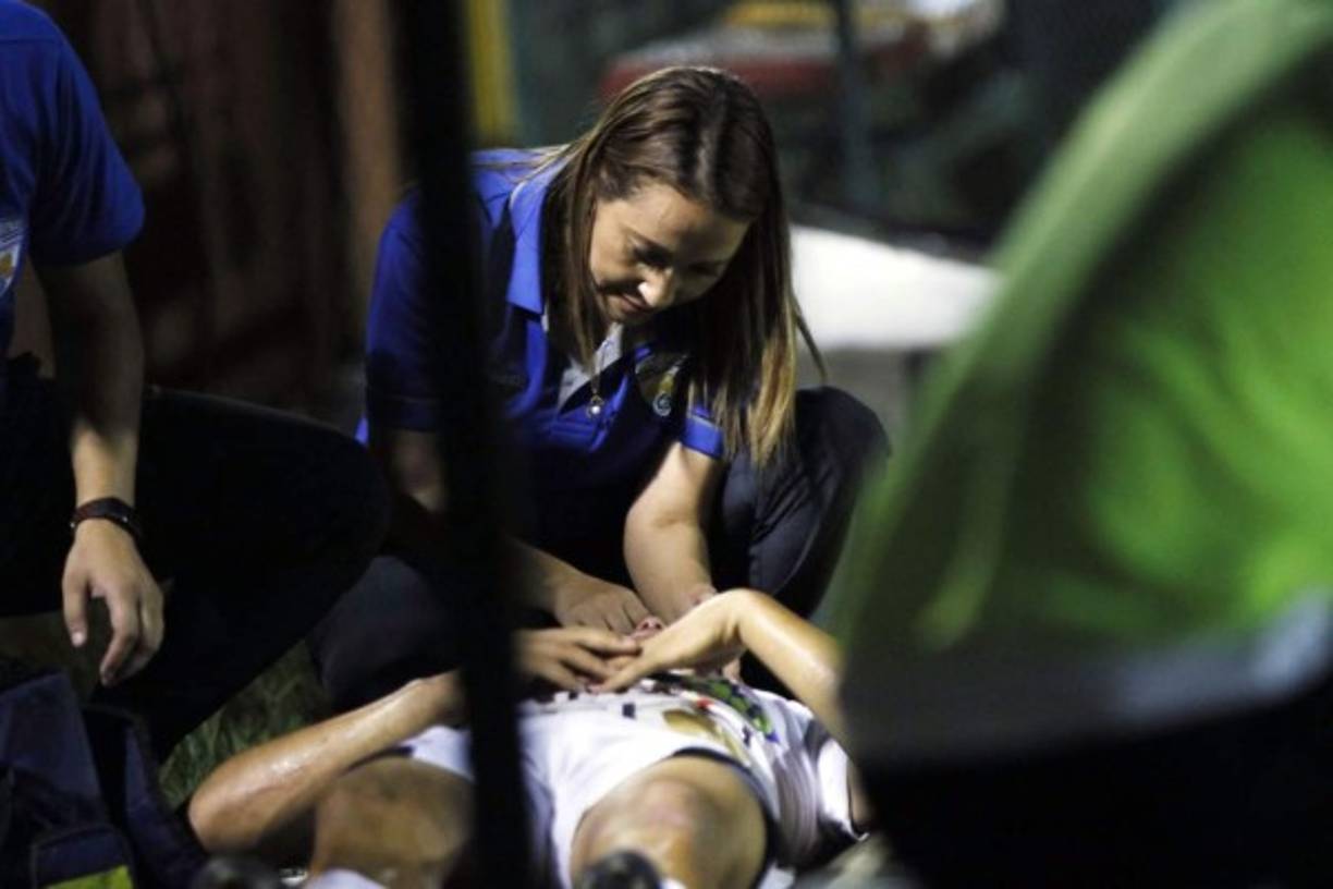 La médico del Real de Minas atendiendo a un jugador del equipo luego de que sufriera un corte en el rostro tras un choque con un futbolista del Honduras Progreso.