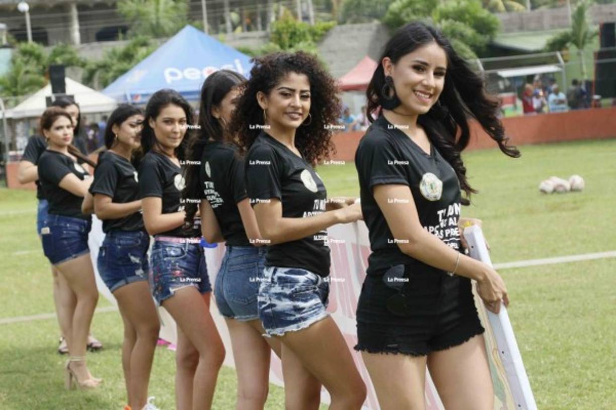 Las chicas también fueron protagonistas en el partido. Ellas robaron miradas.