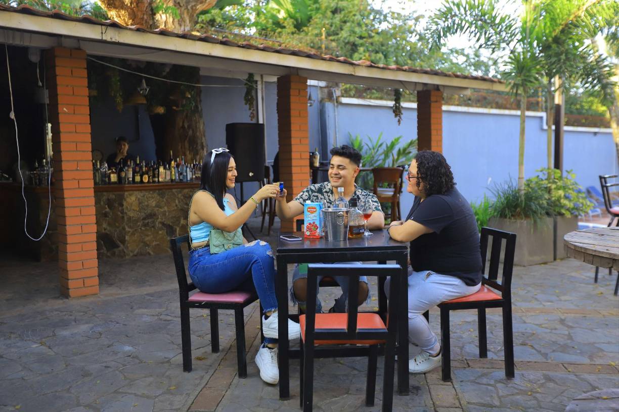 El bar está frente a la piscina, también ofrecen opción de llevar sus propios ingredientes para hacer una parrillada en el área verde.