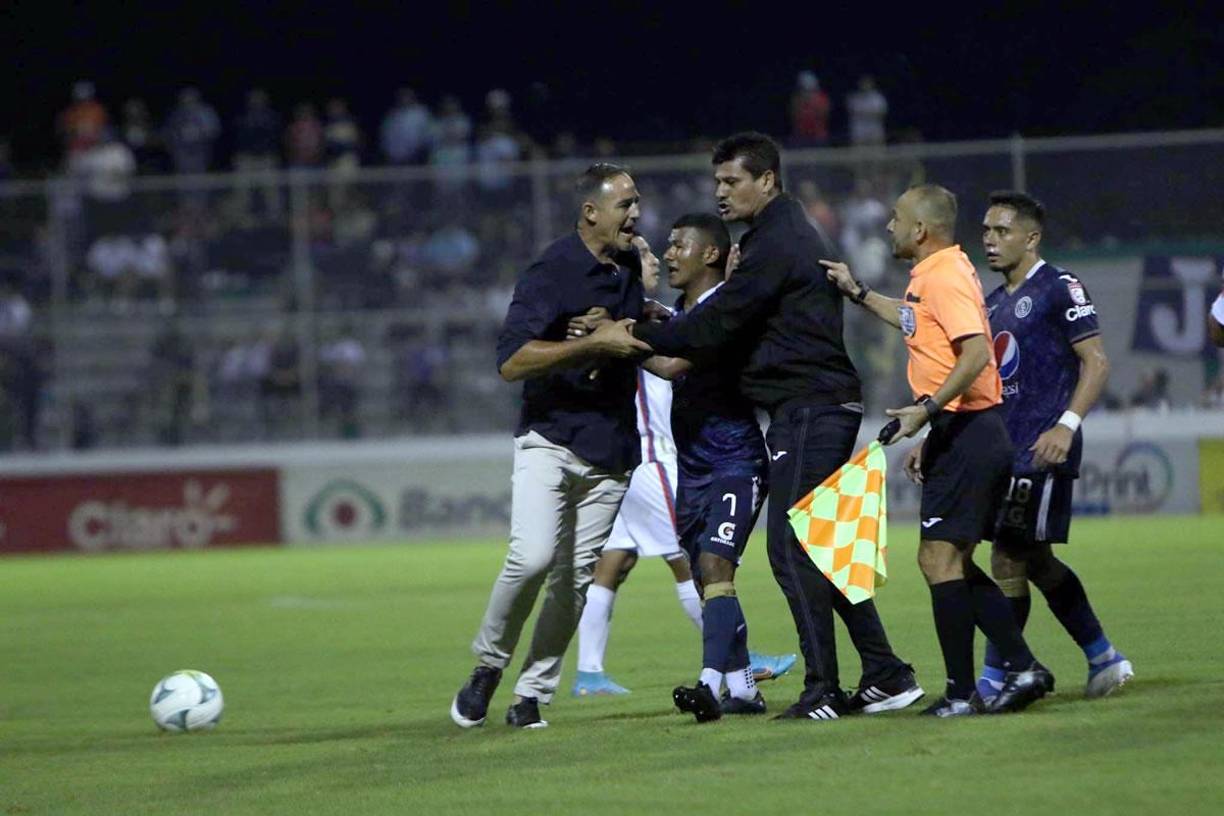 El técnico argentino estaba fuera de sí y solo quería encararse con Armando Castro.