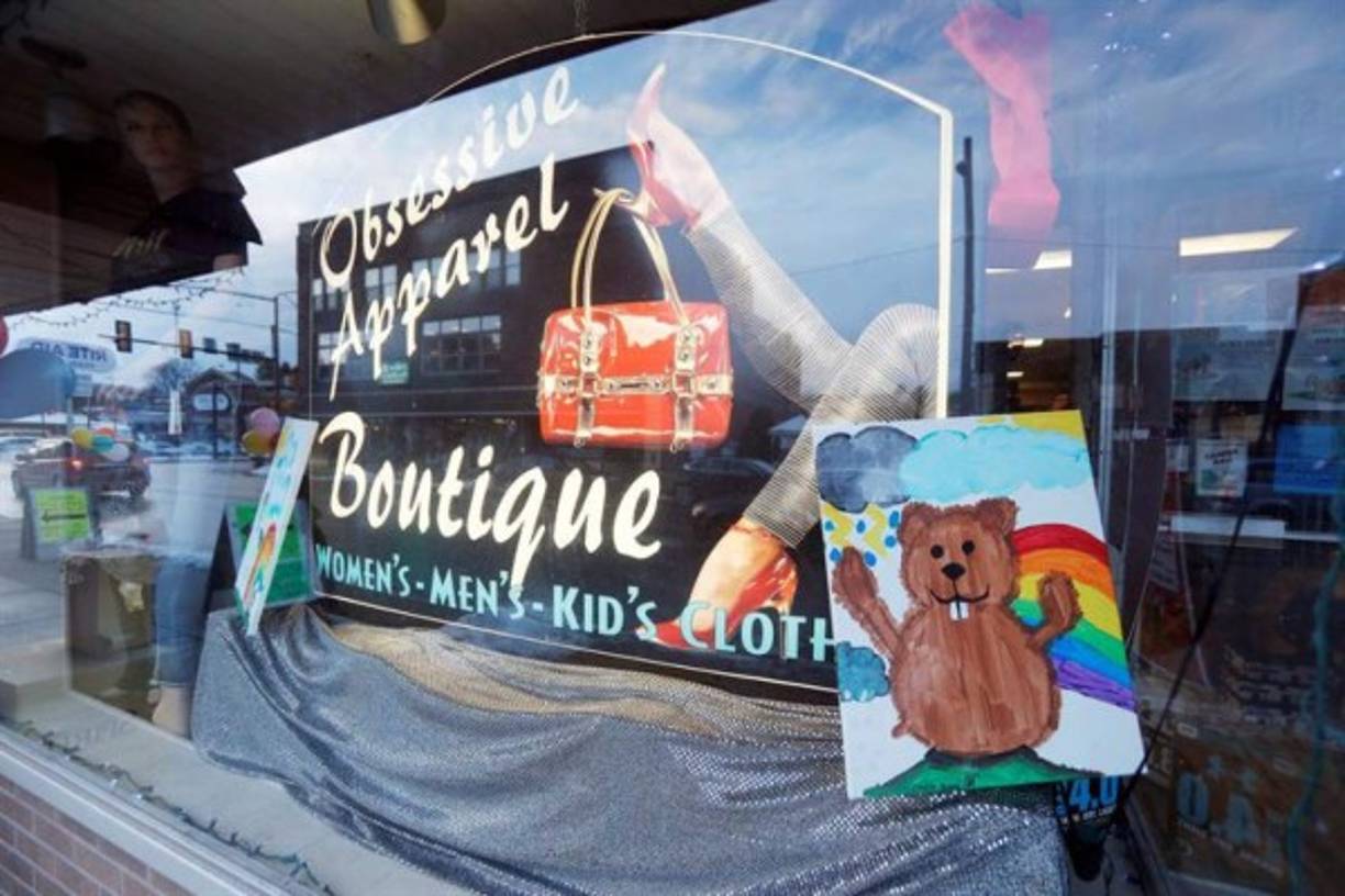 Las tiendas y comercios locales se suman al ambiente de celebración que predomina en el pueblo.