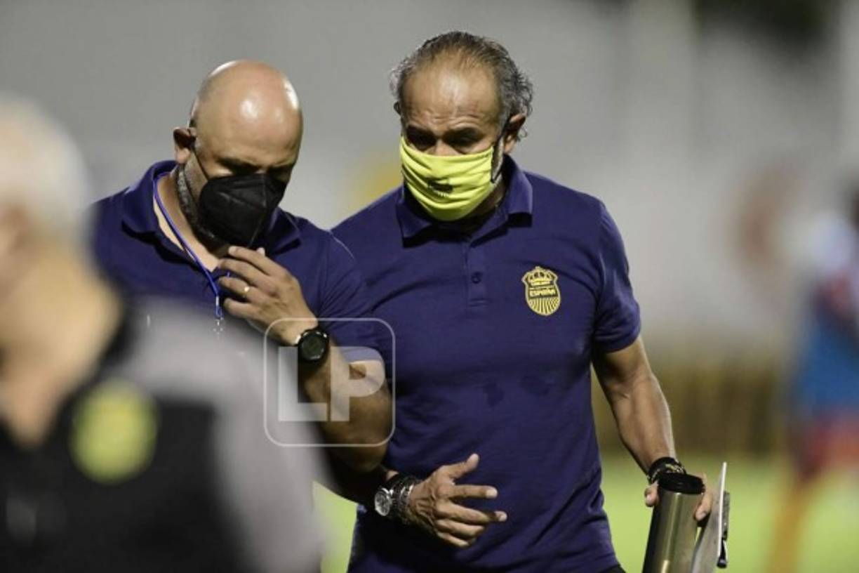 El entrenador mexicano Raúl 'Potro' Gutiérrez hablando con su asistente durante un momento del partido.