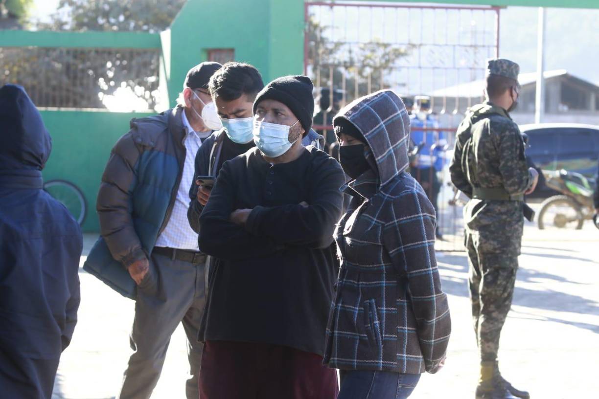 En La Esperanza, Intibucá, los pobladores salieron con suéteres debido a las bajas temperaturas.