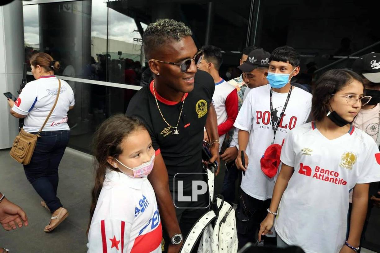 Brayan Beckeles también posó con pequeñas aficionadas del Olimpia.
