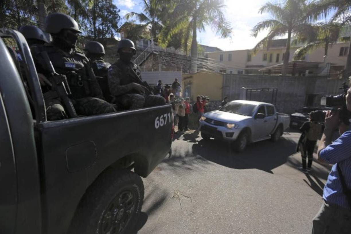 TG32. TEGUCIGALPA (HONDURAS), 28/02/2018.- Militares hondureños escoltan el automóvil que transporta a la ex primera dama de Honduras Rosa Elena Bonilla, esposa del expresidente hondureño Porfirio Lobo (2010-2014), hoy, miércoles 28 de febrero de 2018, en Tegucigalpa (Honduras). Rosa Elena Bonilla, esposa del expresidente hondureño Porfirio Lobo (2010-2014), fue capturada hoy por elementos de la Agencia Técnica de Investigación Criminal (ATIC) en Tegucigalpa por un presunto caso de corrupción. EFE/Gustavo Amador