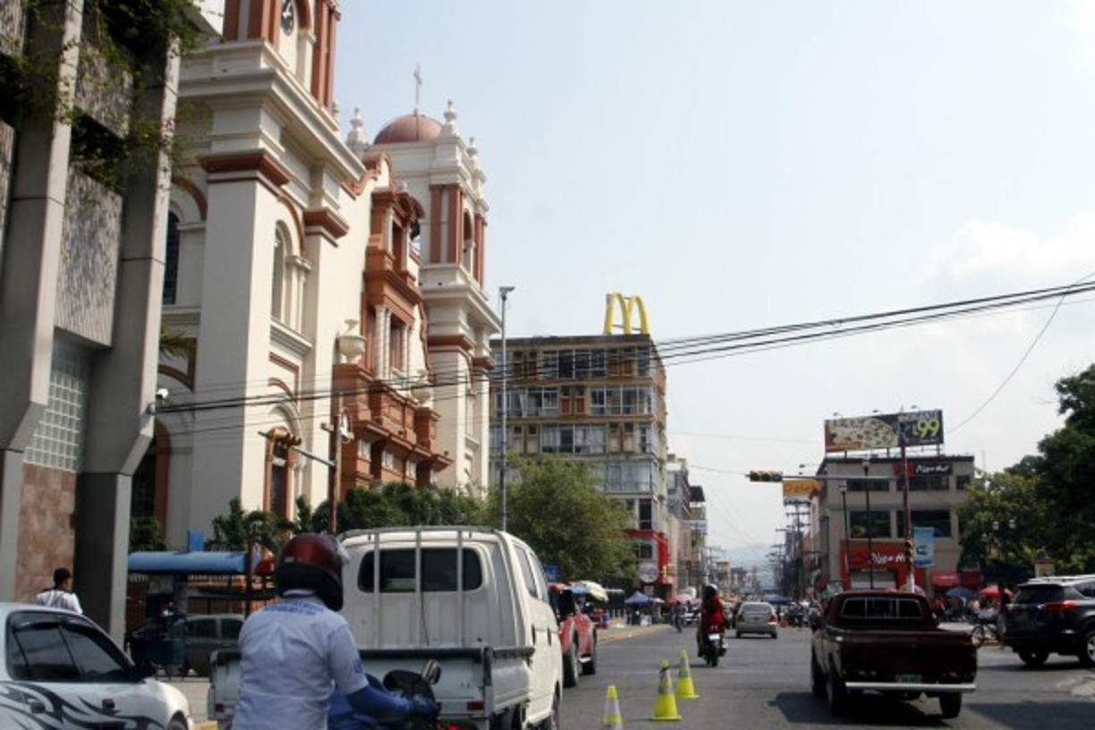 A las 6:00 am en el centro de San Pedro Sula ya se nota el movimiento y se activa el comercio.