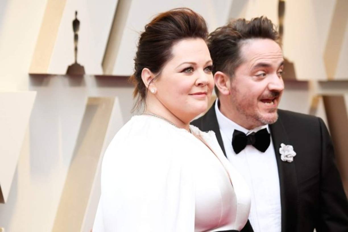La actriz Melissa McCarthy posa junto a su esposo, el también actor, Ben Falcone.