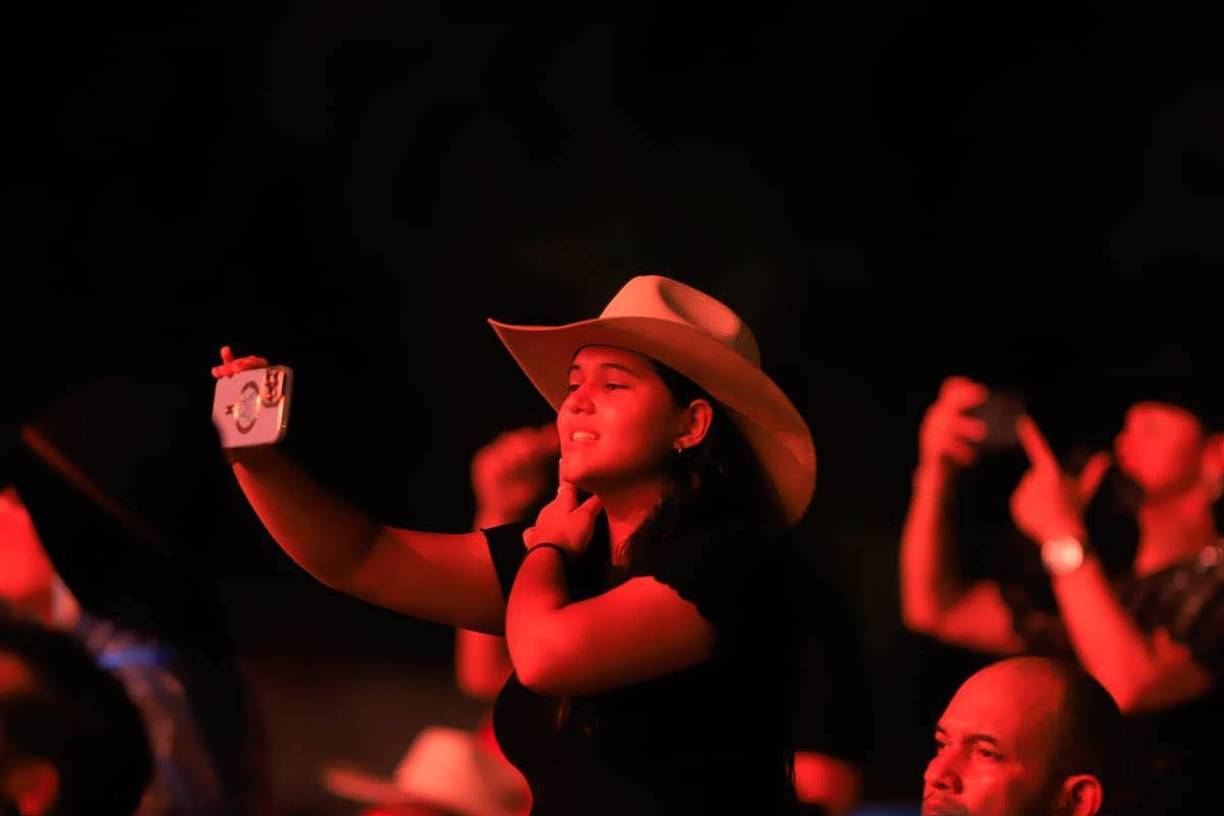 Las guapas hondureñas no quisieron perderse nada del concierto y quisieron filmar el show.