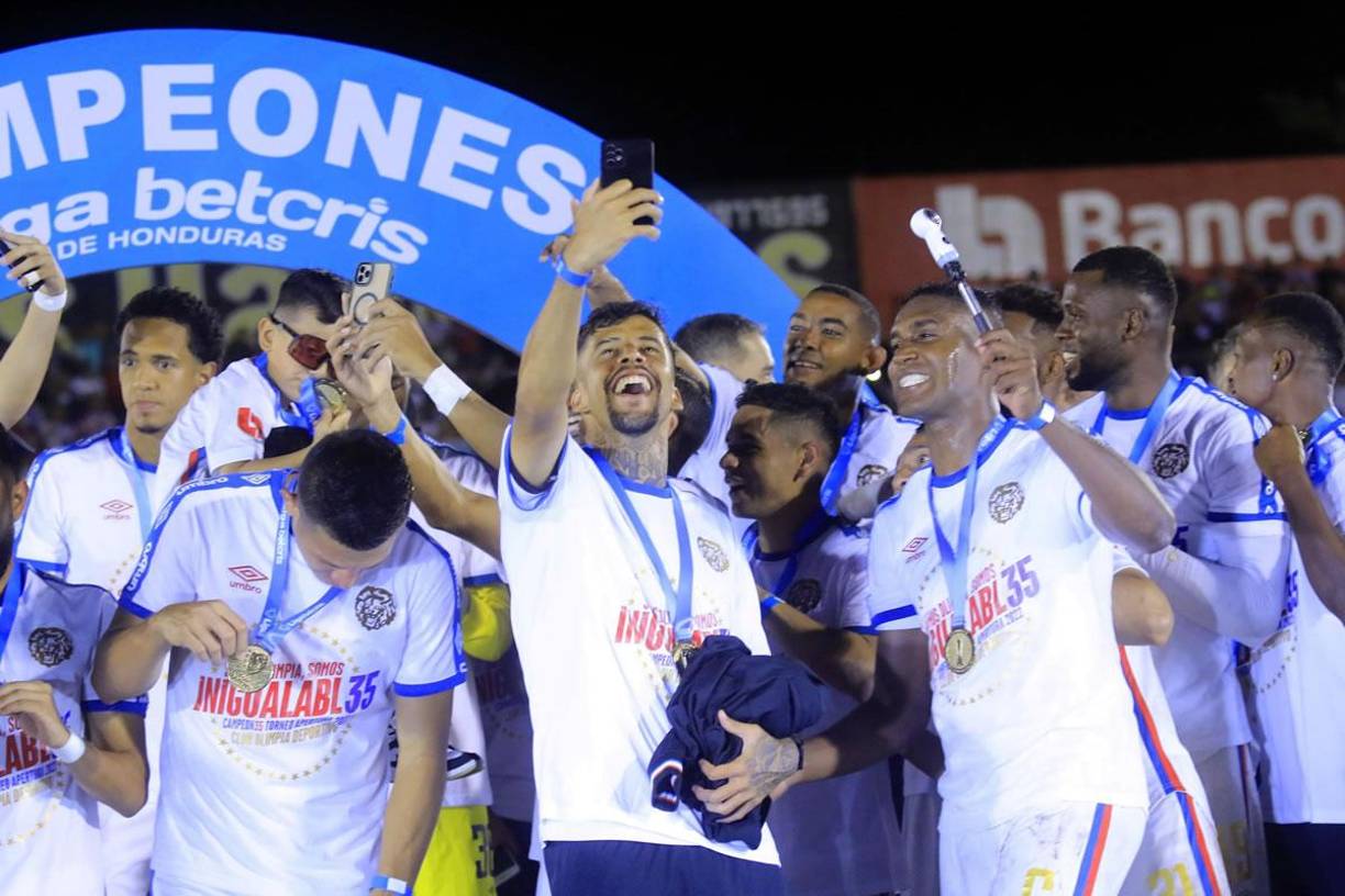 El brasileño Gabriel Araújo Carvalho, que no jugó la Gran Final por castigo, festejó como uno más y tomó varias selfies.