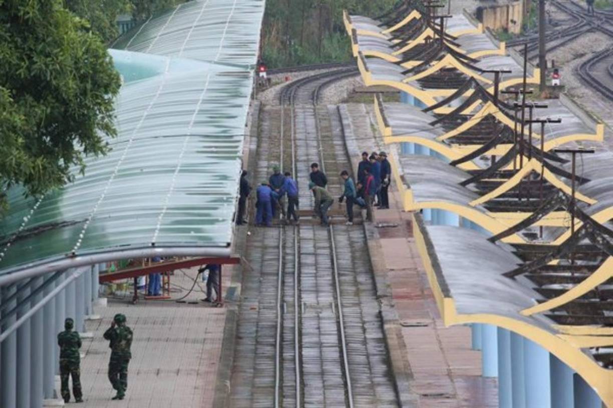 Los agentes aumentaron las medidas de seguridad en la estación de tren a donde se prevé llegará Kim Jong-Un procedente de Corea del Norte a primera hora de este martes.