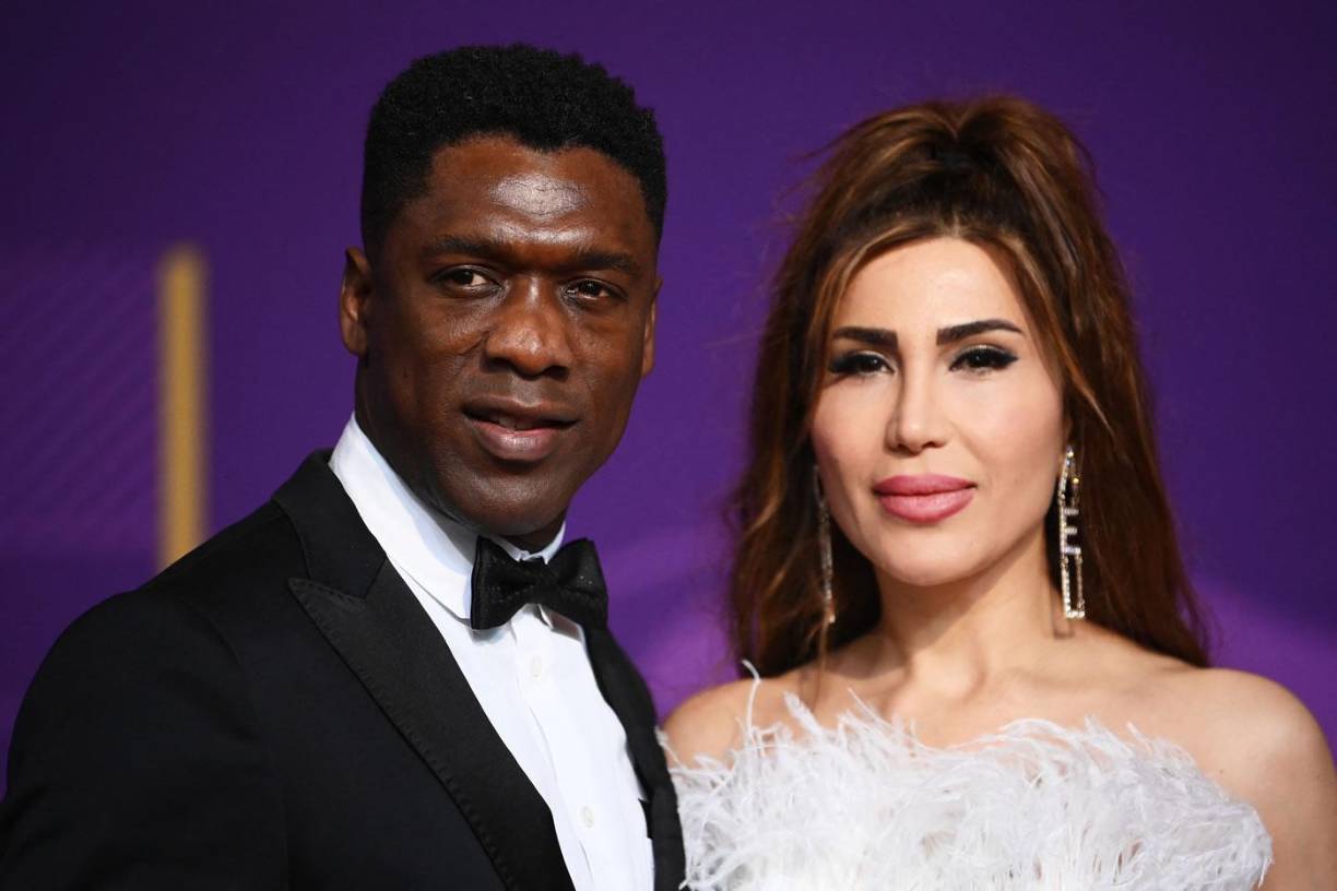 El entrenador de fútbol holandés Clarence Seedorf y su esposa Sophia Makramati.