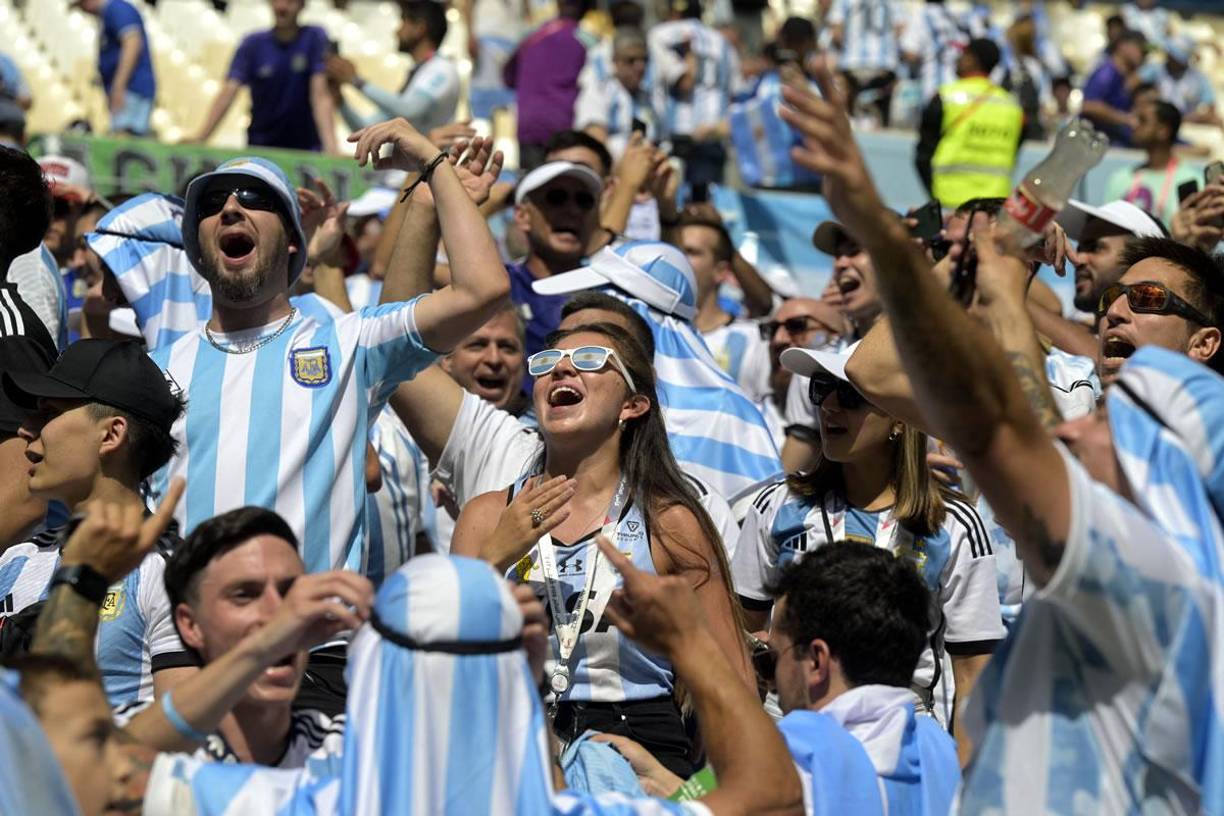 Los aficionados argentinos pusieron el ambiente en el estadio Lusail en el debut de la Albiceleste.