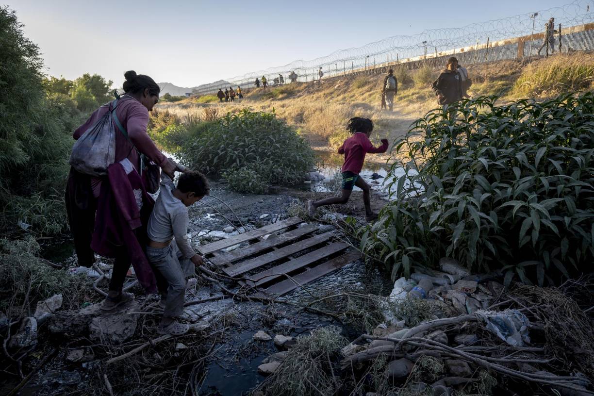 El gobernador republicano de Texas ordenó el envío de cientos de soldados de la Guardia Nacional a la frontera entre Estados Unidos y México, y mostró un video de los militares cercando con alambre gran parte de la frontera para evitar el ingreso de los migrantes.