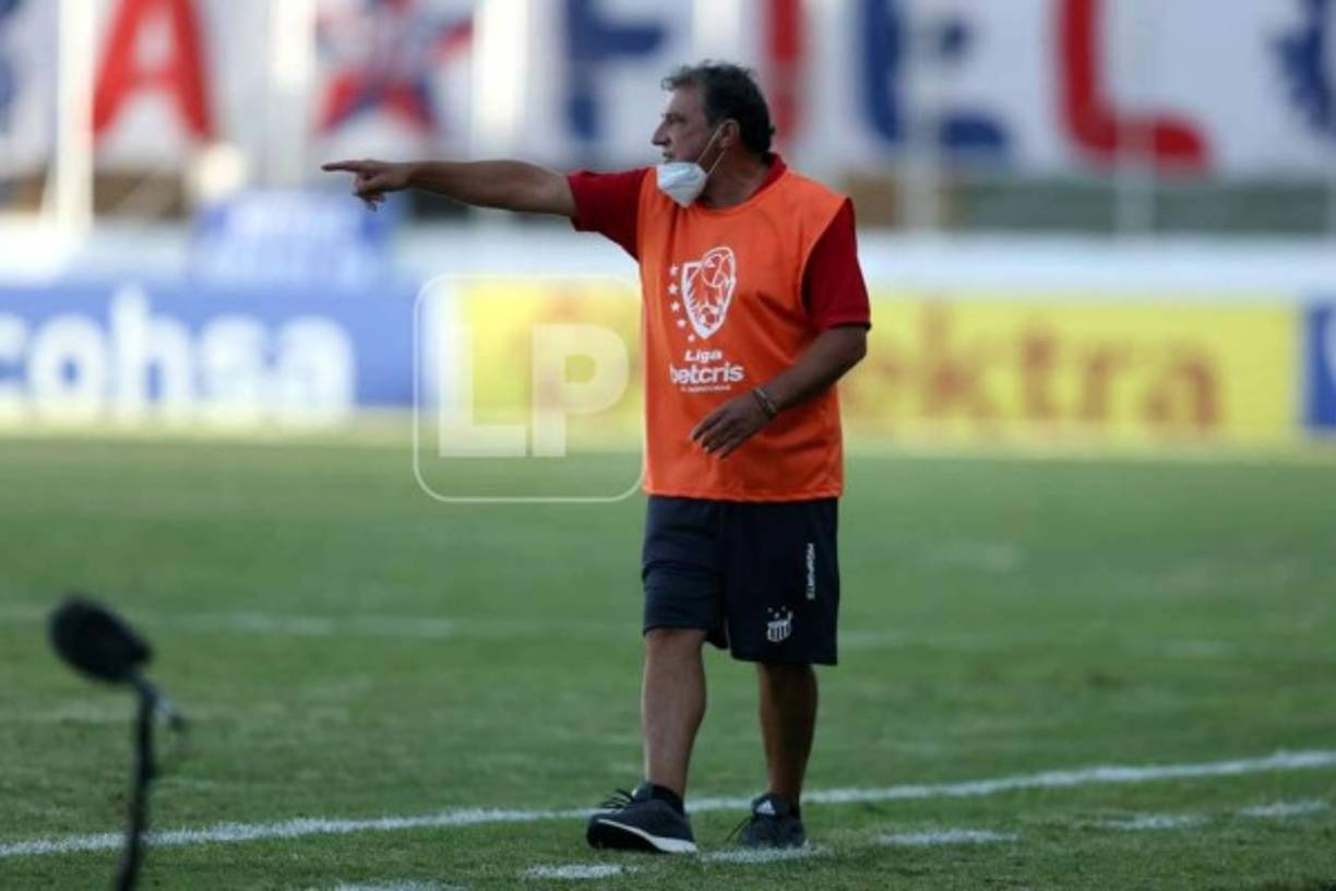 El entrenador portugués del Vida, Fernando Mira, dando indicaciones en el estadio Nacional.