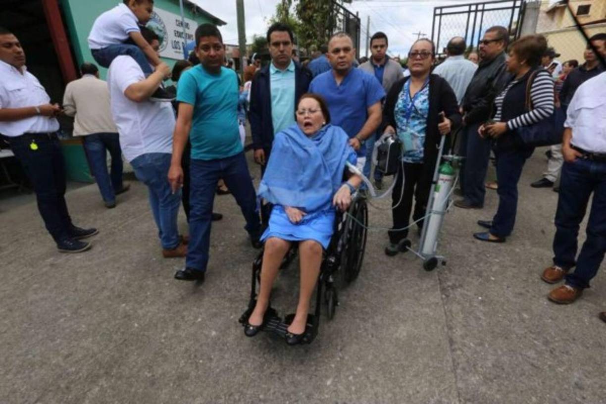 La excandidata a la presidencia Nora de Melgar causó conmoción porque llegó a su centro de votación en silla de ruedas y con un tanque de oxígeno conectado a ella por medio de mangueras.