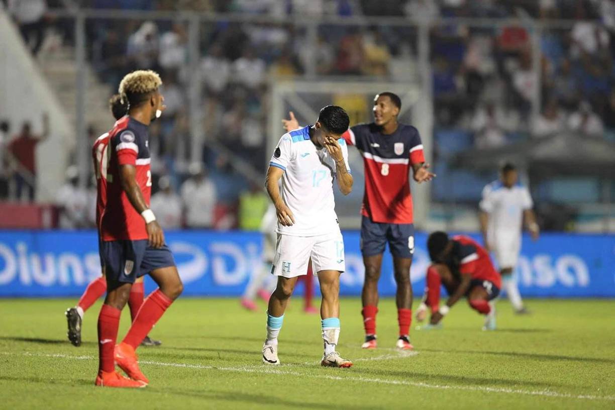 Luis Palma se lamenta tras una ocasión que no pudo marcar ante Cuba.