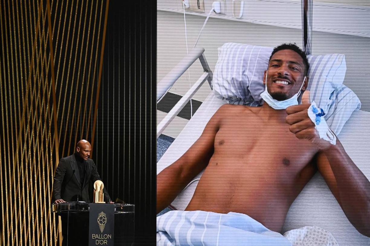El delantero marfileño Sébastien Haller, designado para entregar el Trofeo Yashin, dio noticias tranquilizadoras sobre su estado de salud tras ser operado de un tumor testicular el pasado mes de julio después de su fichaje por el Borussia Dortmund. “Primero que nada gracias por invitarme y todo está bien. Hoy si estoy aquí es porque todo está bien. Es que las cosas sucedan de la mejor manera posible”, dijo.