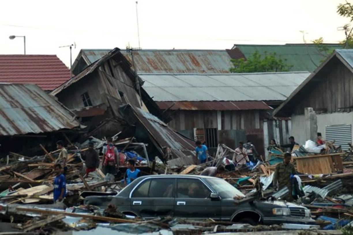 Las autoridades de Indonesia elevaron hoy a 385 el número de muertos por la serie de terremotos y un inesperado tsunami que golpearon ayer la isla de Célebes y provocaron una gran destrucción de edificios e infraestructuras. El sismo afectó fundamentalmente a Palu y a la cercana región de Donggala. El tsunami dejó destruidos edificios y casas.