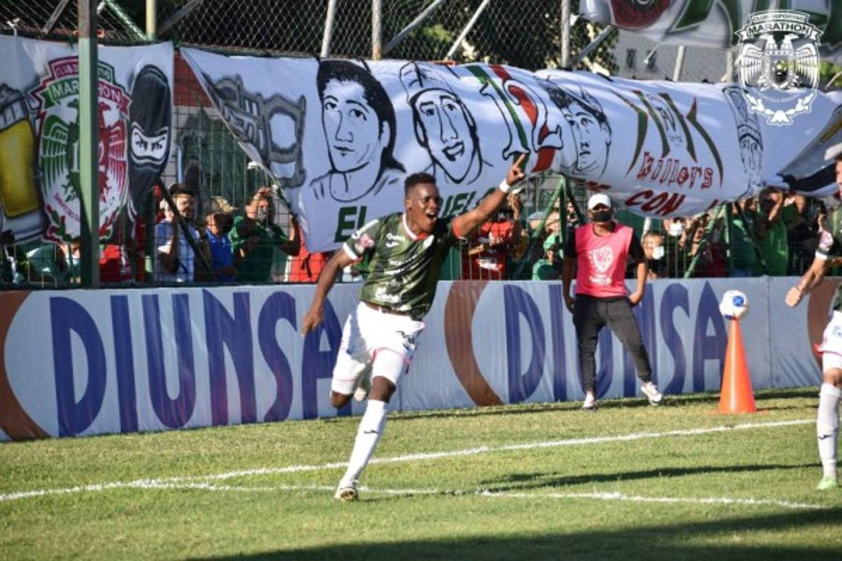 Brayan Castillo abrió el marcador para Marathón ante Motagua y corrió hasta el banquillo para celebrar.