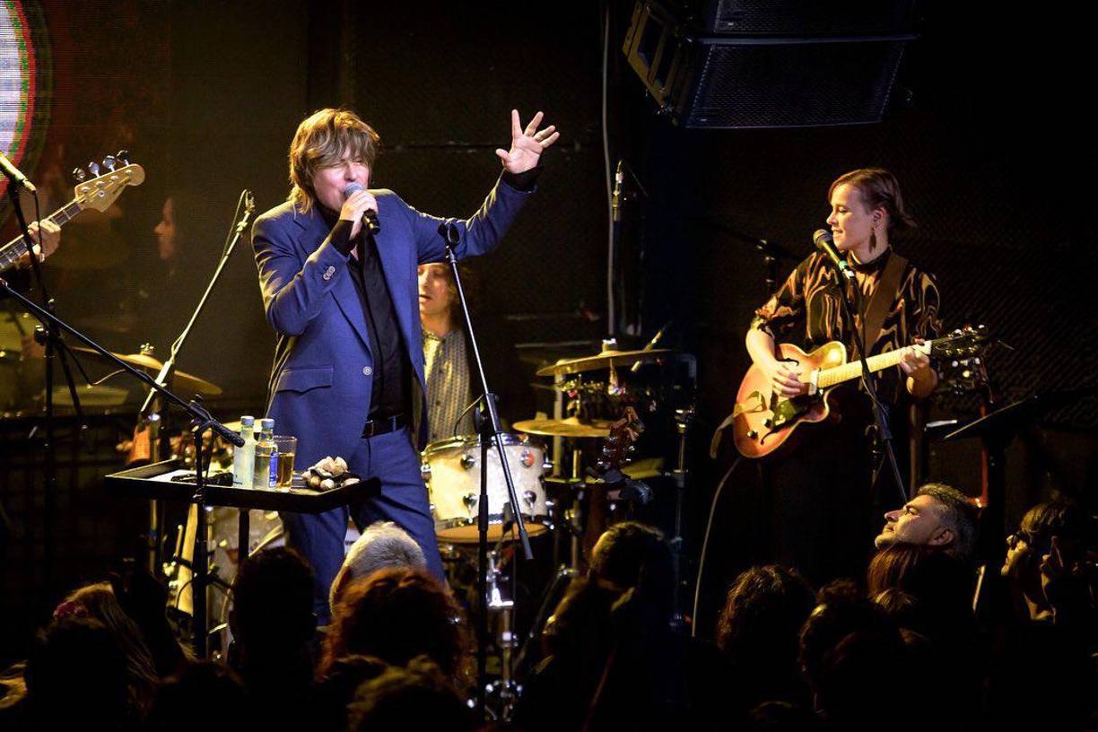 <b>NACHO VEGA</b>Hace cuatro años, el asturiano presentó “Luz de Agosto en Gijón” y como es habitual en él, sus versos destilan una desesperada melancolía que en ocasiones se convierten en verdaderas tragedias. En la realiza un homenaje a su Gijón natal como fuente inspiradora de su arte. En Gijón, Vegas encuentra esa sordidez y soledad que una vez pasado el tiempo le hace mirar atrás con nostalgia, aunque en el presente le duela y le abra heridas. Una bella canción y una muy buena letra que toma el título de la novela de William Faulkner “Luz de Agosto”.