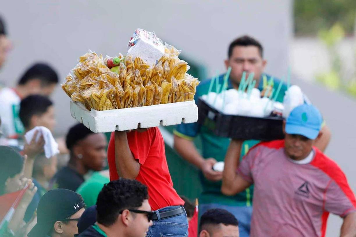 Tampoco pudieron faltar las ricas tajadas con repollo que venden en el Yankel Rosenthal.
