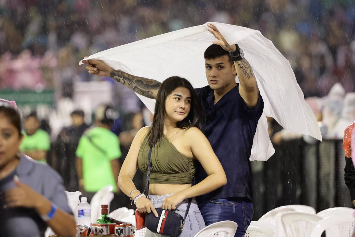 Este joven se portó muy bien con su acompañante al cubrirla con un plástico y sostenerlo por un buen rato. 