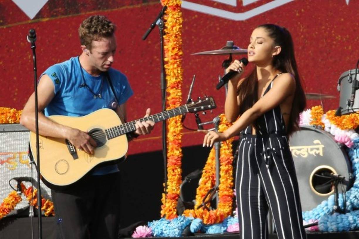 Chris Martin y Arina Grande.